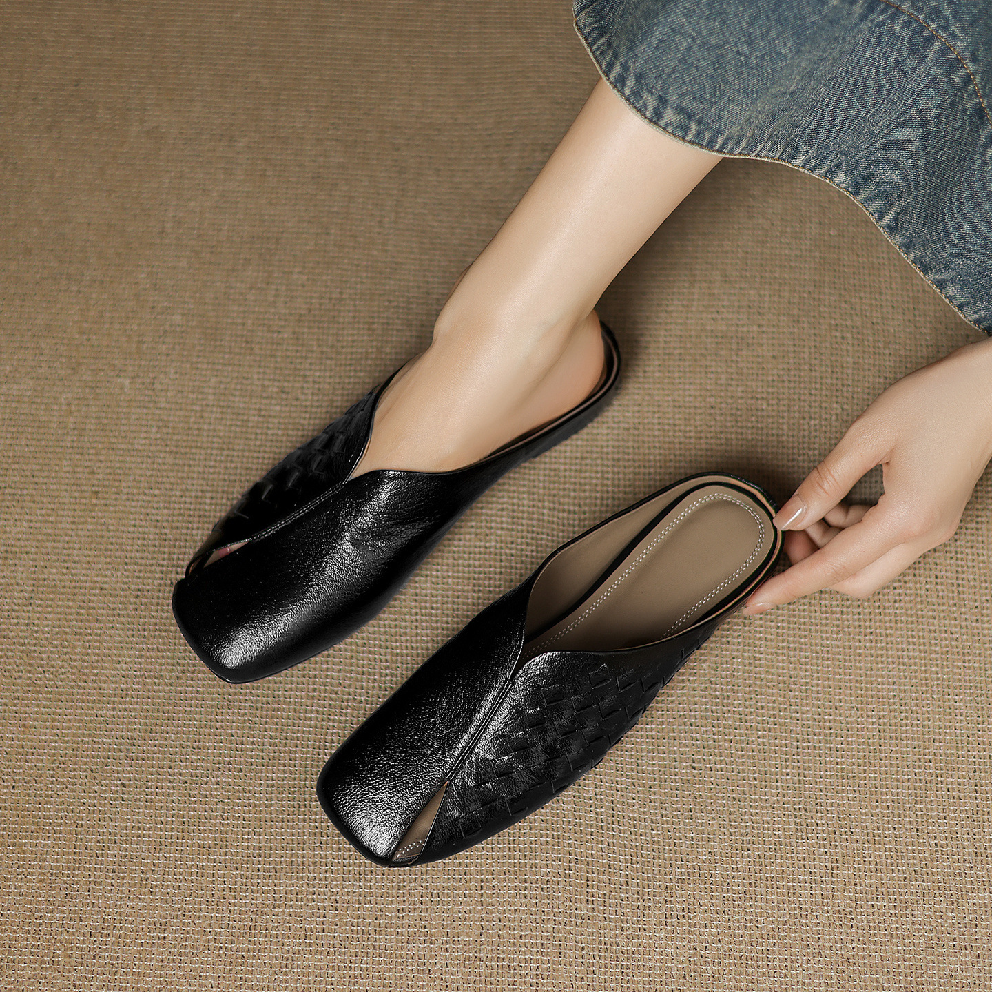 Dép sandal nữ da dê mũi kín đế xuồng bệt dệt — đen