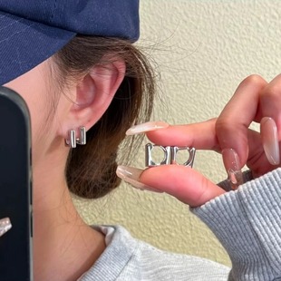 ���ζ���2025�¿��߼���С�����Ů���s���٪��ض�Ȧ���h���