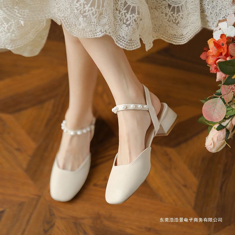 Soft leather pearl-embellished toe-cap sandals, a fairy-tale style for women, versatile for summer 2026, featuring a chunky heel, a gentle mid-heel, and a Mary Jane design Soft leather pearl-embellished toe-cap sandals, a fairy-tale style for women, versatile for summer 2026, featuring a chunky heel, a gentle mid-heel, and a Mary Jane design