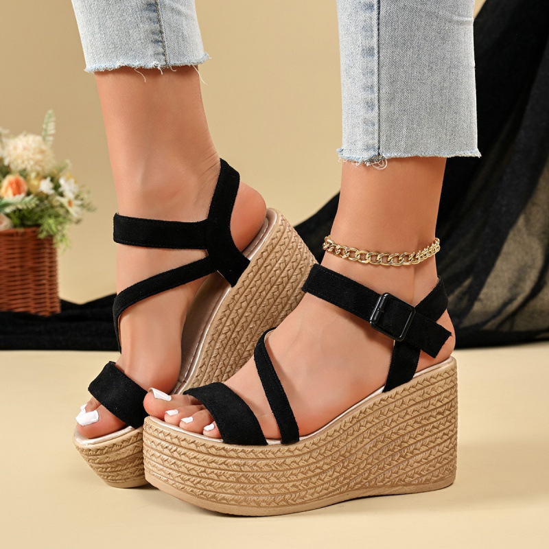 Plus-size Roman sandals with thick soles, open-toe design, crisscross straps, and a wedge heel – the latest summer 2026 collection of European and American-style sandals for export Plus-size Roman sandals with thick soles, open-toe design, crisscross straps, and a wedge heel – the latest summer 2026 collection of European and American-style sandals for export