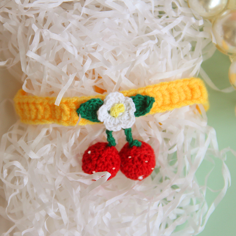 노란색 배경에 작은 꽃 체리