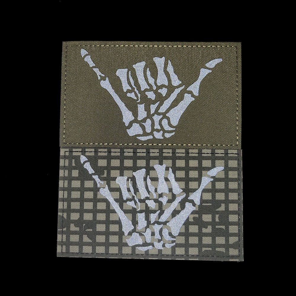 Taiyi copyright suministro en stock Ray cráneo dedo derecho gesto 666IR identificación capítulo velcro luminoso insignia