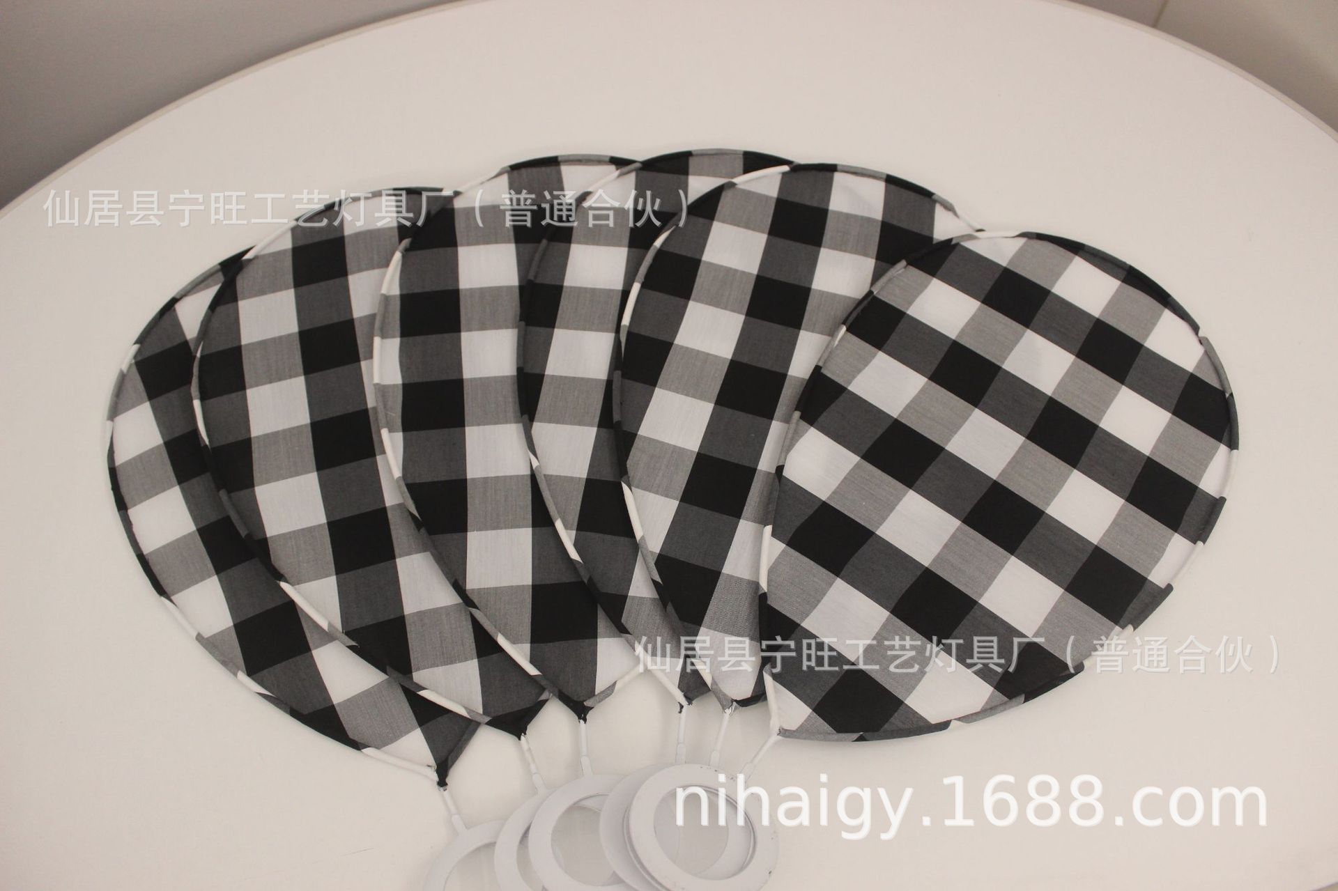 개별 포장된 검은색 격자 무늬 갓 세트