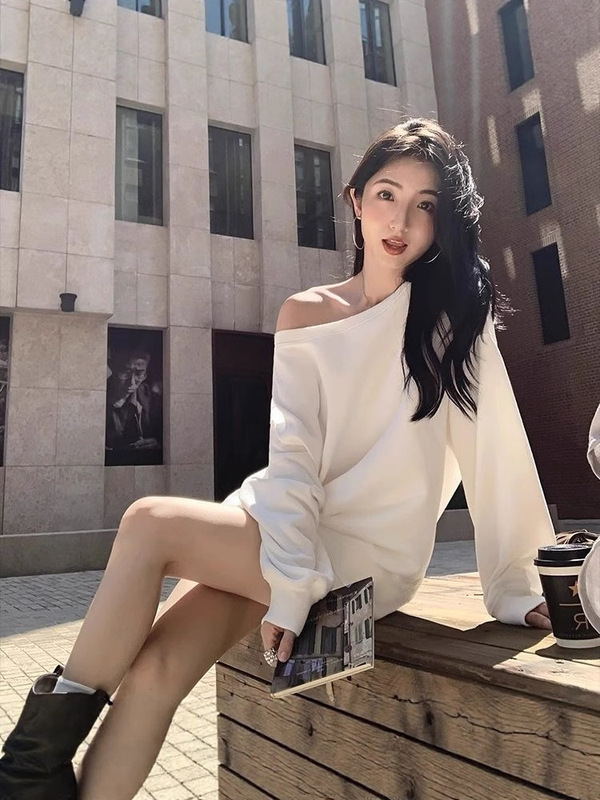 美式辣妹红色斜露肩卫衣女秋季2025新款宽松慵懒风松弛感长袖上衣|undefined