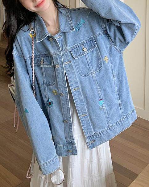 Áo khoác denim nữ thêu họa tiết, dáng suông, tay dài, cổ polo — màu xanh (chất lượng cao) chi tiết 5