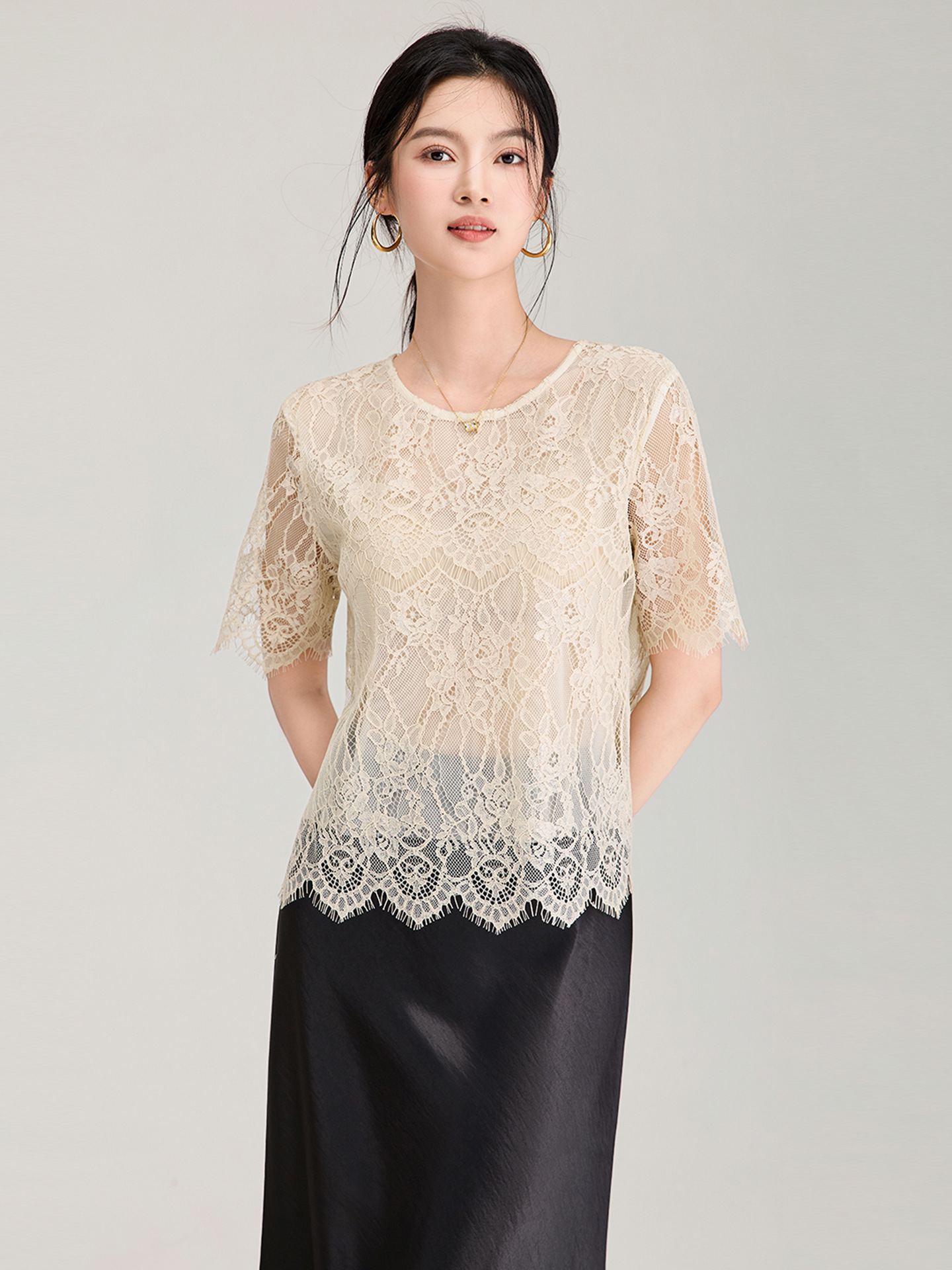 Áo thun nữ cổ tròn tay ngắn ren viền cổ phong cách Pháp — màu đen