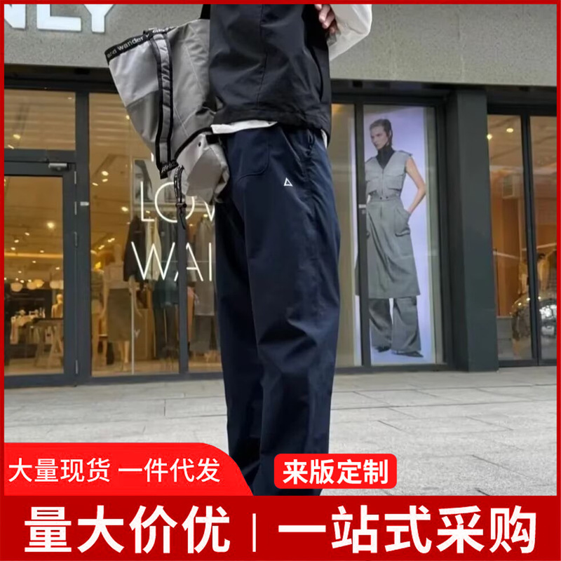American-style three-proof softshell functional loose-fit tapered casual pants with a small white label, available for both men and women American-style three-proof softshell functional loose-fit tapered casual pants with a small white label, available for both men and women
