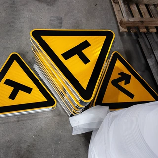 定制城市道路标志牌三角形警示牌单柱式标志杆标识厂家铝板提示牌