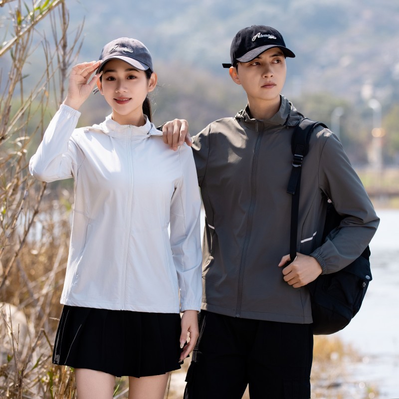 Ropa de protección solar de seda de hielo para parejas de mujeres ropa de protección solar hombre encapuchado abrigo transpirable UV UPF50 + ropa de piel al por mayor