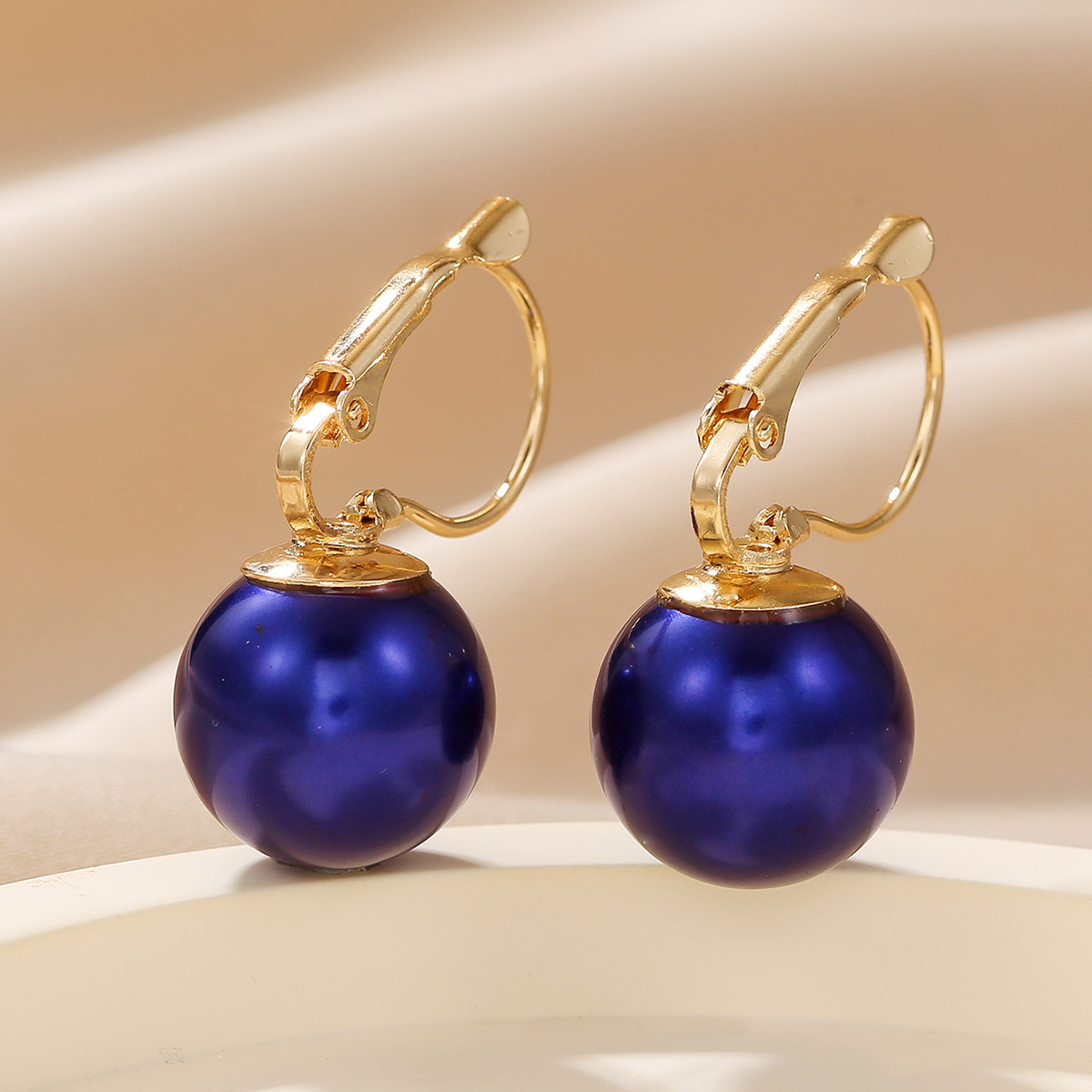 Moderne perleøreringe med kobberfarvede metalclips_voghion.com