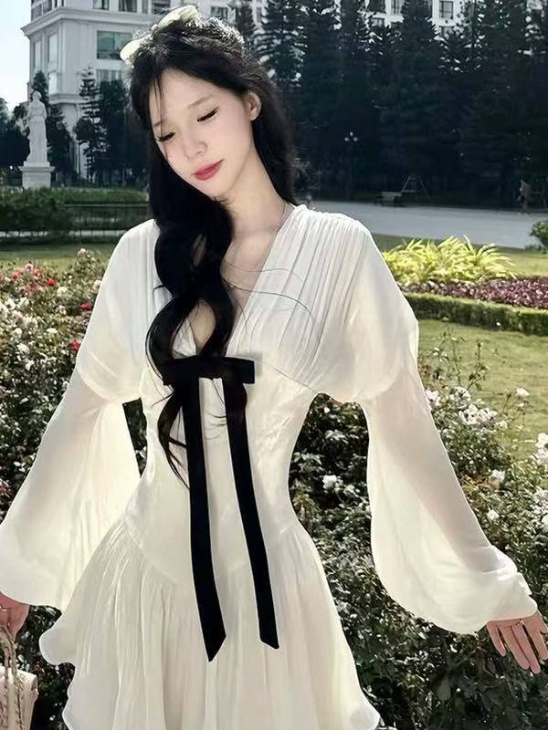 法式气质蝴蝶结拼接V领长袖连衣裙女秋小众褶皱修身白色短裙女装|undefined