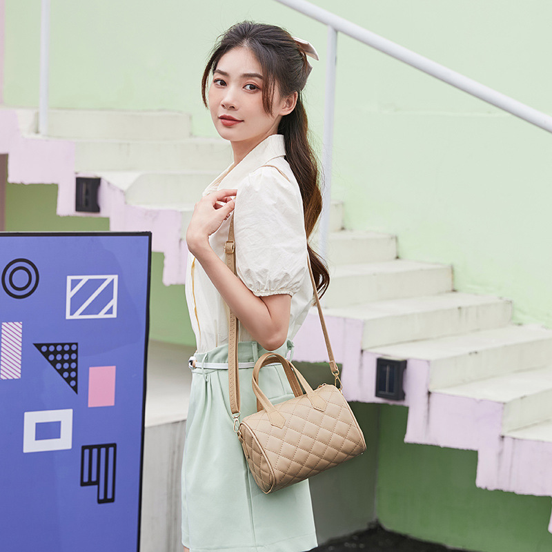Bolsa de almohada portátil bordada de diamante de moda versátil 2023 nueva moda casuales de color sólido dulces bolsos de mujer image 4