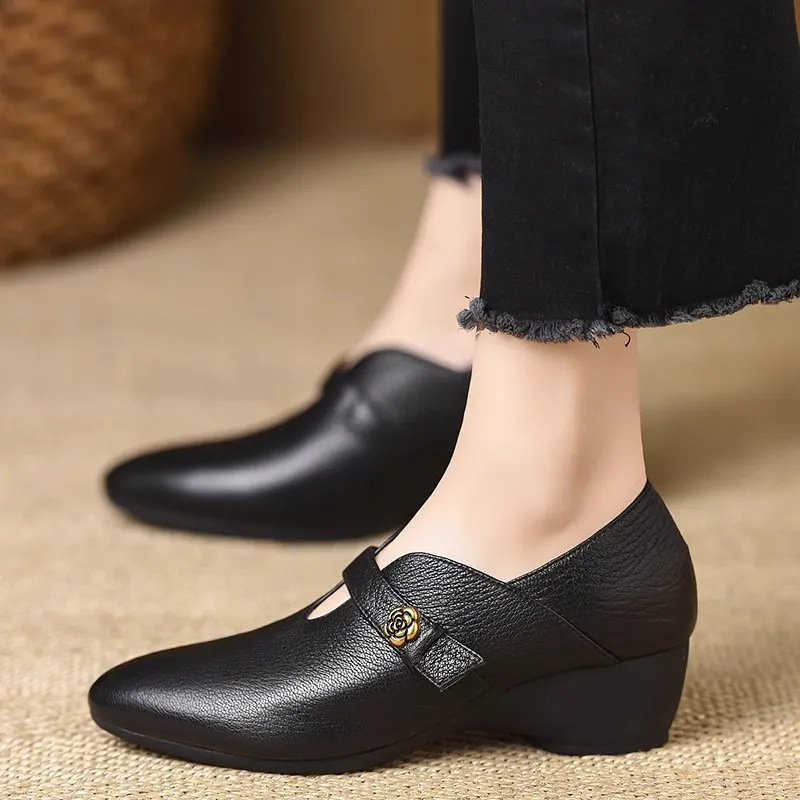 2025 otoño y invierno nuevo estilo de punta, cómodo con suela suave, zapatos de cuero pequeños, zapatos de calzado de talón único para mujeres.