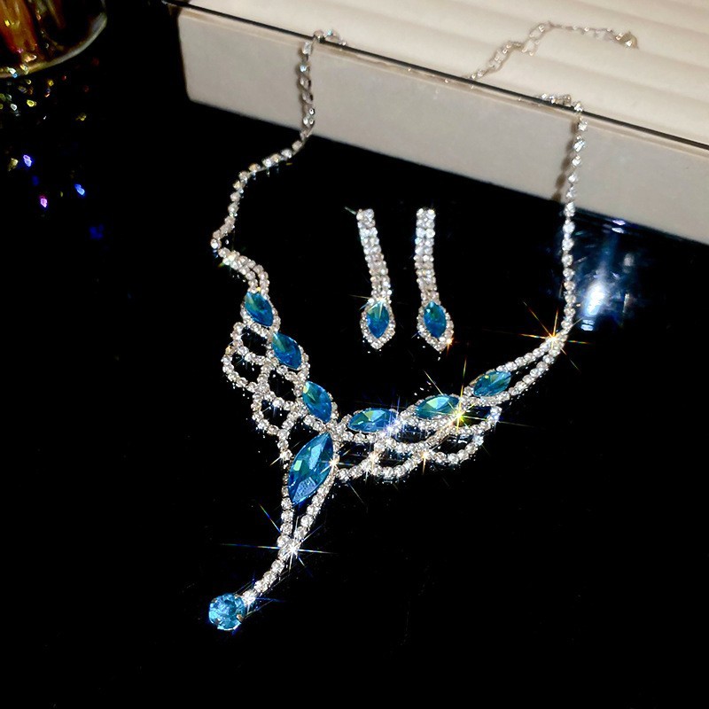 Collar de aretes cuadrados con incrustaciones de diamantes de dos piezas de moda, lujo ligero, collar de alta gama, temperamento exquisito, conjunto de joyas de todo fósforo