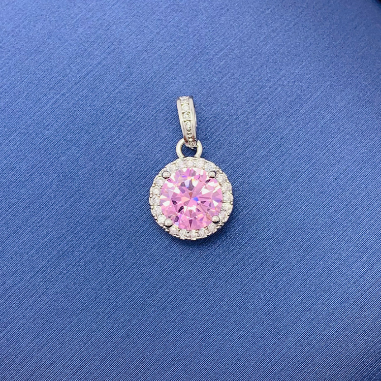 百種類のペンダントは心のままにファッションの経典を配合します。カップルの美しいペンダントは親友のアクセサリーを送ります。