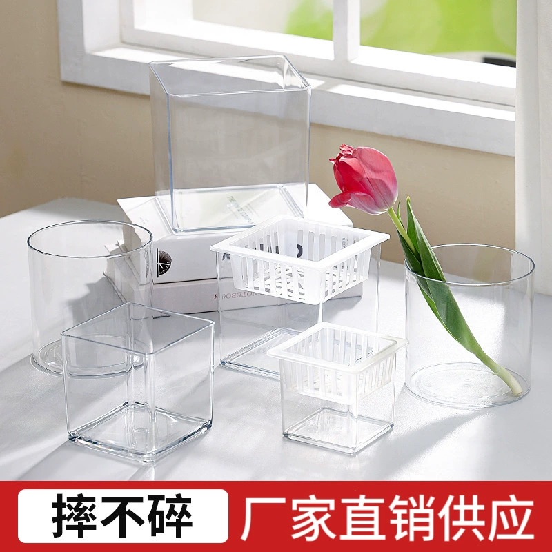 Прозрачная квадратная ваза с водой