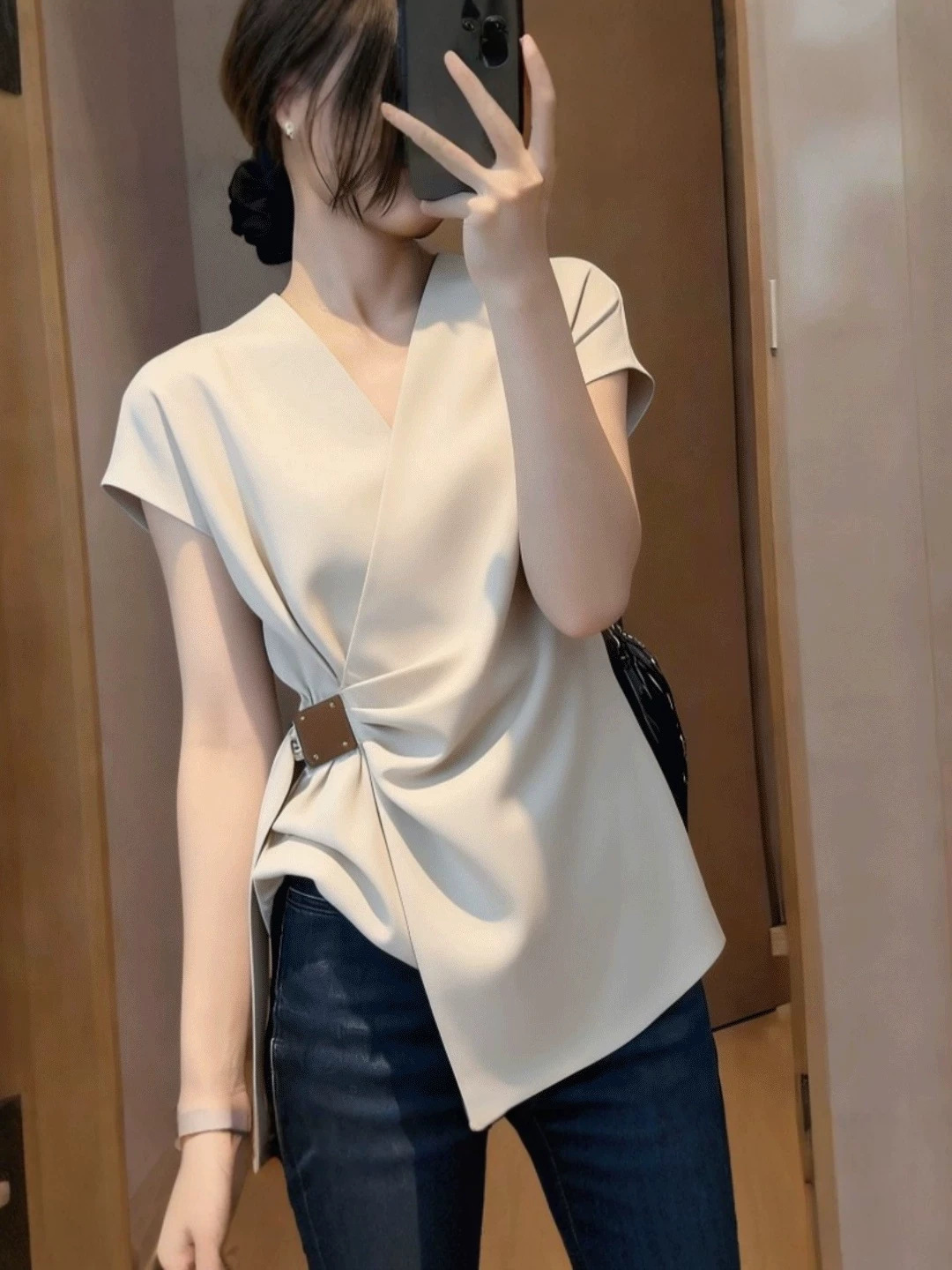 Áo thun nữ cổ chữ V tay ngắn kiểu Pháp, thiết kế eo thon không đối xứng — màu mơ