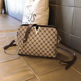 2025新款高级感时尚百搭印花贝壳包单肩链条包女士斜挎休闲腋下包