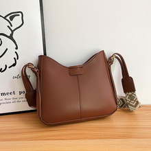 包包女士新款潮感时尚斜挎包复古今年流行宽带单肩水桶包一件批发