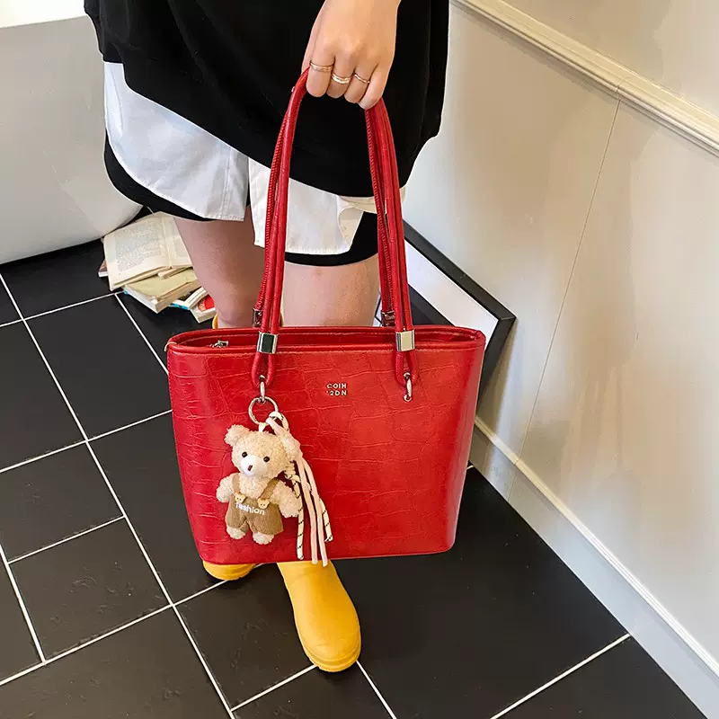 手拎时尚潮流水桶包女女包夏季新款简约小众设计斜跨包通勤韩版包
