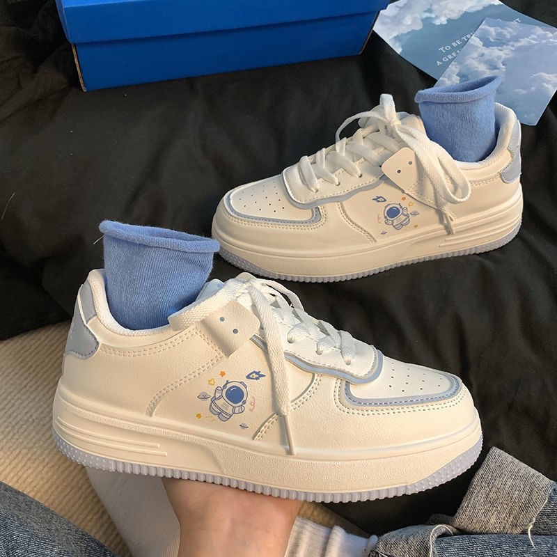 2023 primavera y otoño nuevo oso lindo de las mujeres zapatos blancos casuales punta redonda plana zapatos blancos para estudiantes al por mayor