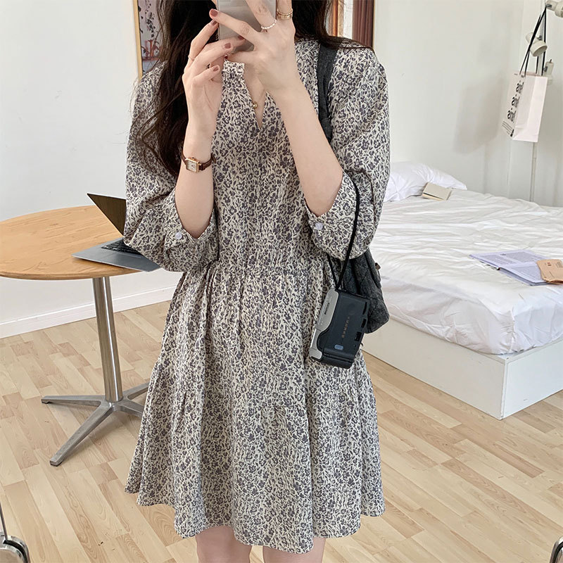 韩版碎花v领中袖连衣裙女2021夏季法式收腰显瘦荷叶边中裙