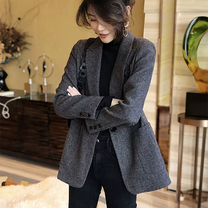 Demi-season fitted colored suit, European style, 2023 collection