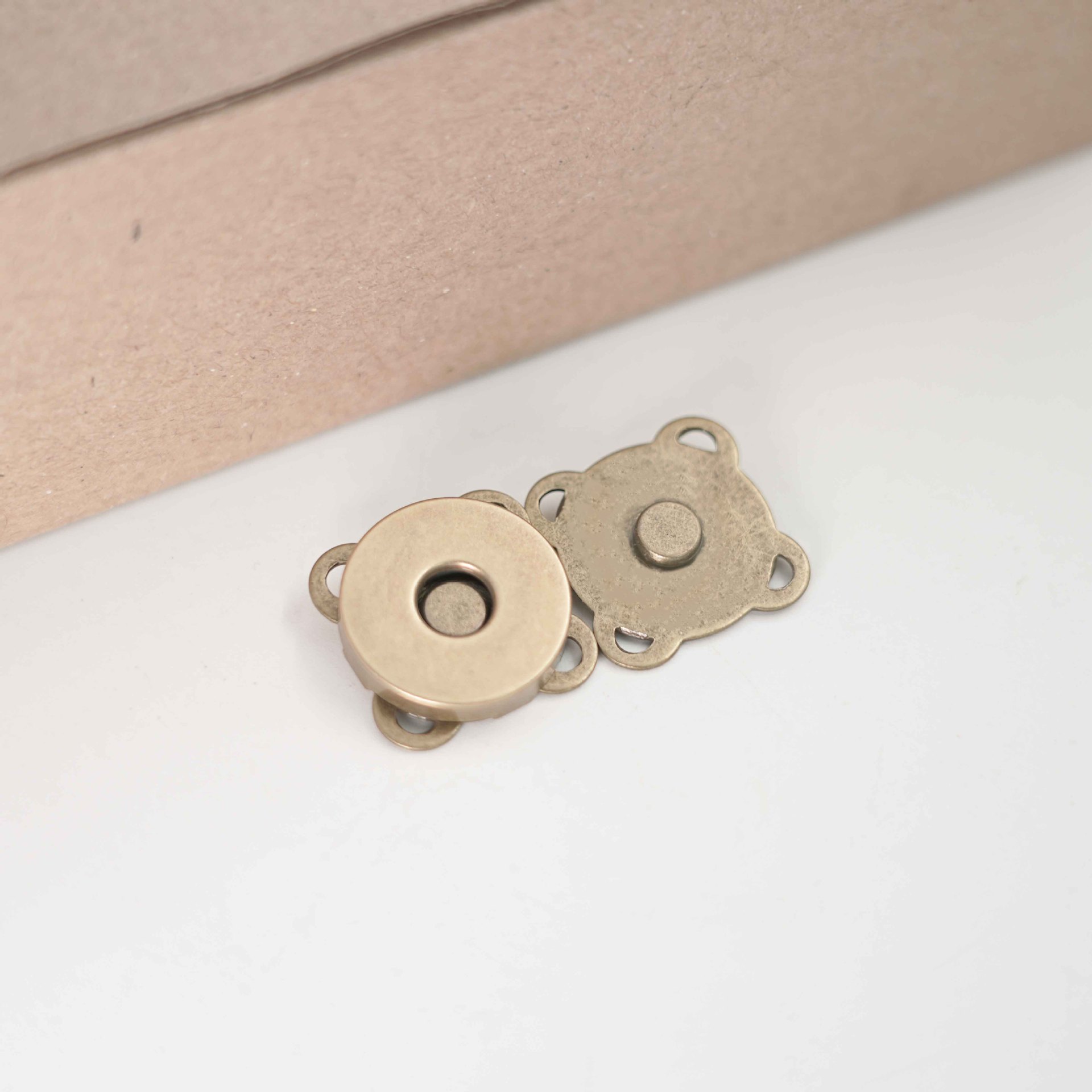 現物の梅の花の磁気ボタンの金属の銅の材料の手縫いの磁気ボタンのdiyの子の母の磁石の箱の暗いボタンの補助材料のボタンのボタンのボタン