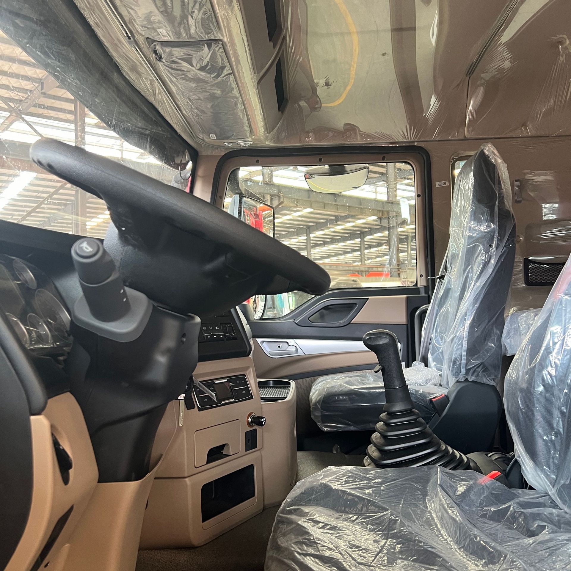 Supply of refurbished Sinotruk HOWO rear eight-wheel dump heavy-duty trucks and rear-tipping soil transport vehicles for Africa and Central Asia