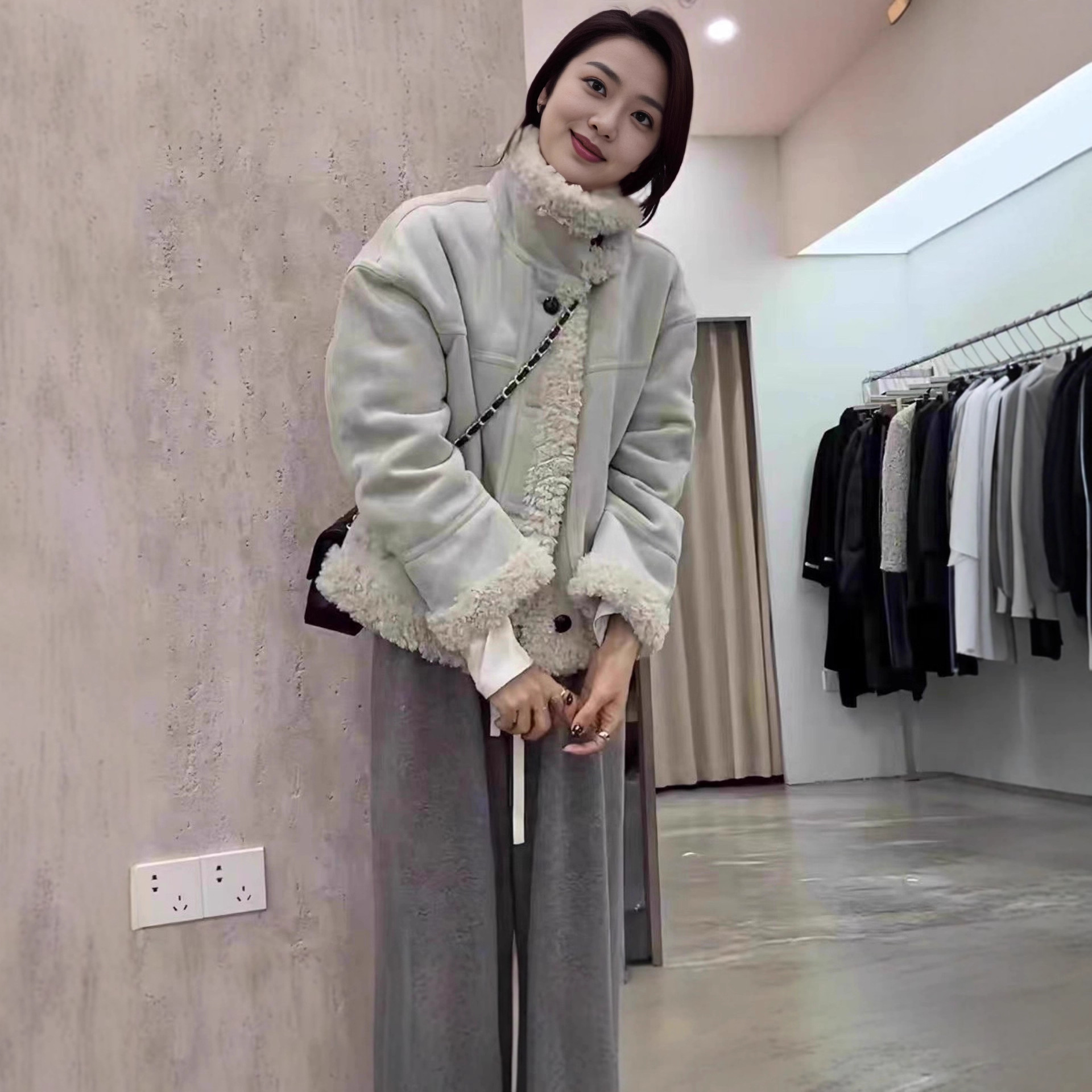 羊羔毛拼接短款麂皮绒外套女2025冬季新款皮毛一体加厚保暖上衣