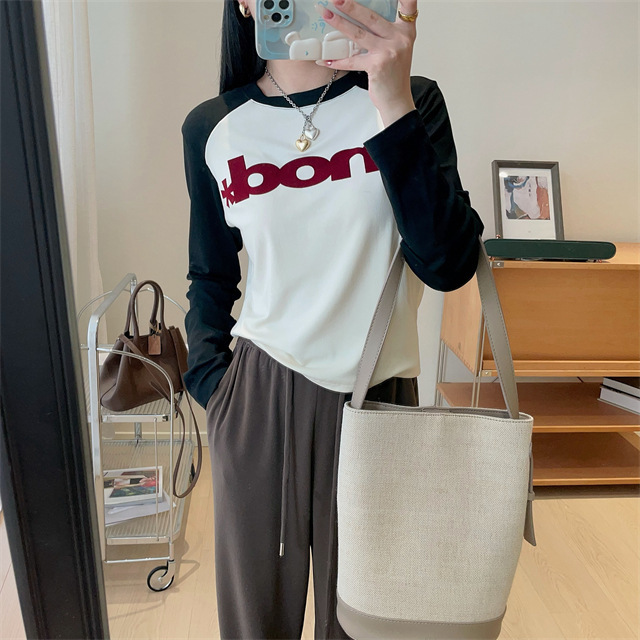 2023秋の肌の植毛の文字の短いモデルのモーダルのtシャツの女性の肩はやせている長袖の底のシャツを現します。|undefined