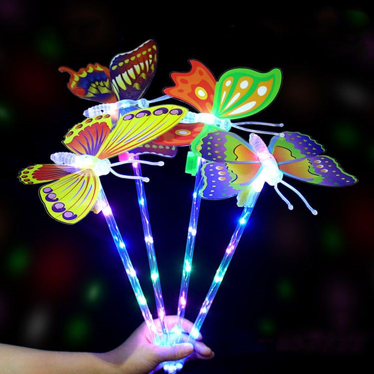 Los puestos del mercado nocturno de Yiwu empujan pequeños productos básicos, los puestos circulares, los regalos para niños de celebridades de Internet, los juguetes luminosos