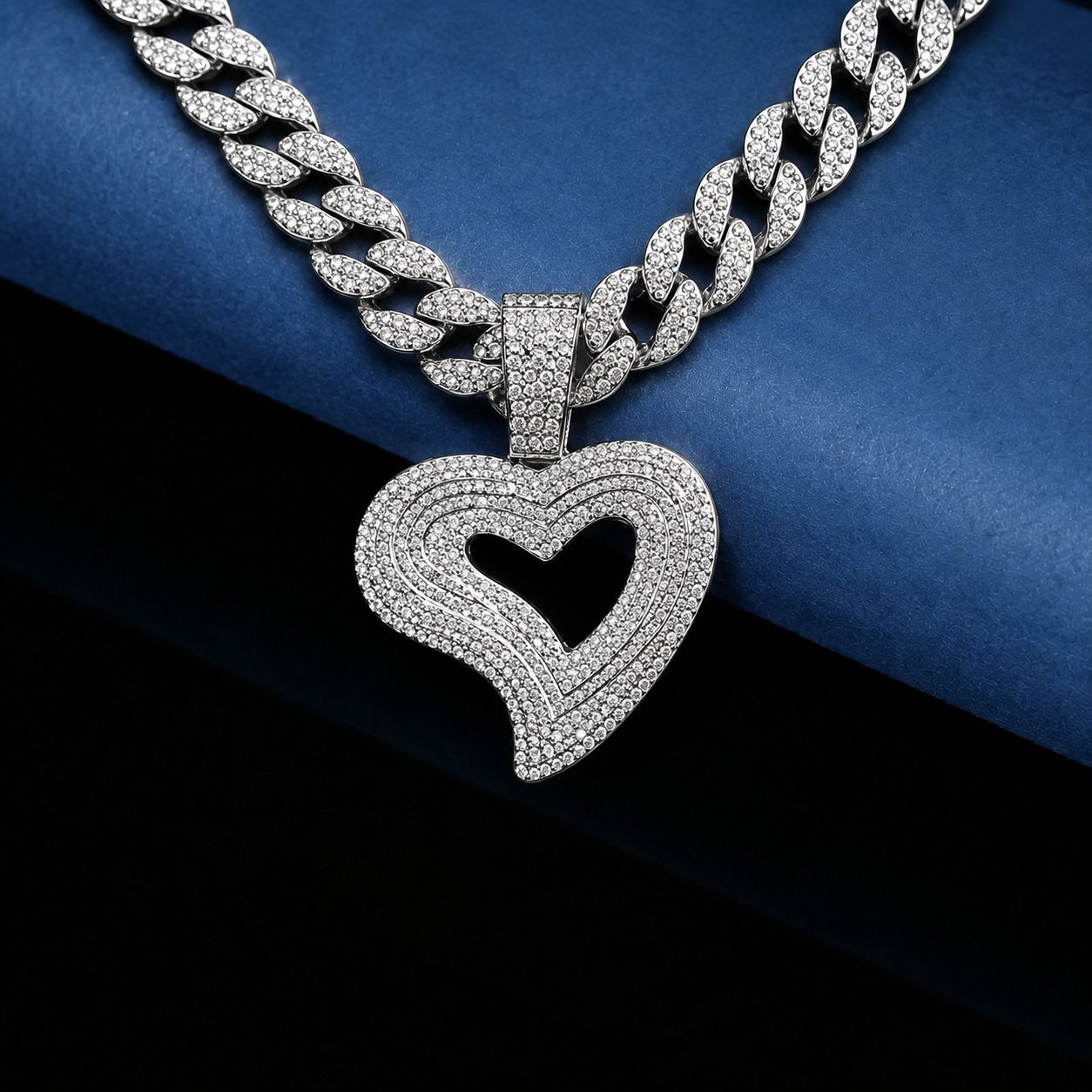 Europa y los Estados Unidos hombres y mujeres nuevos colgantes de amor collares de aleación Hip-Hop personalidad de moda de rap colgantes de diamantes personalizados