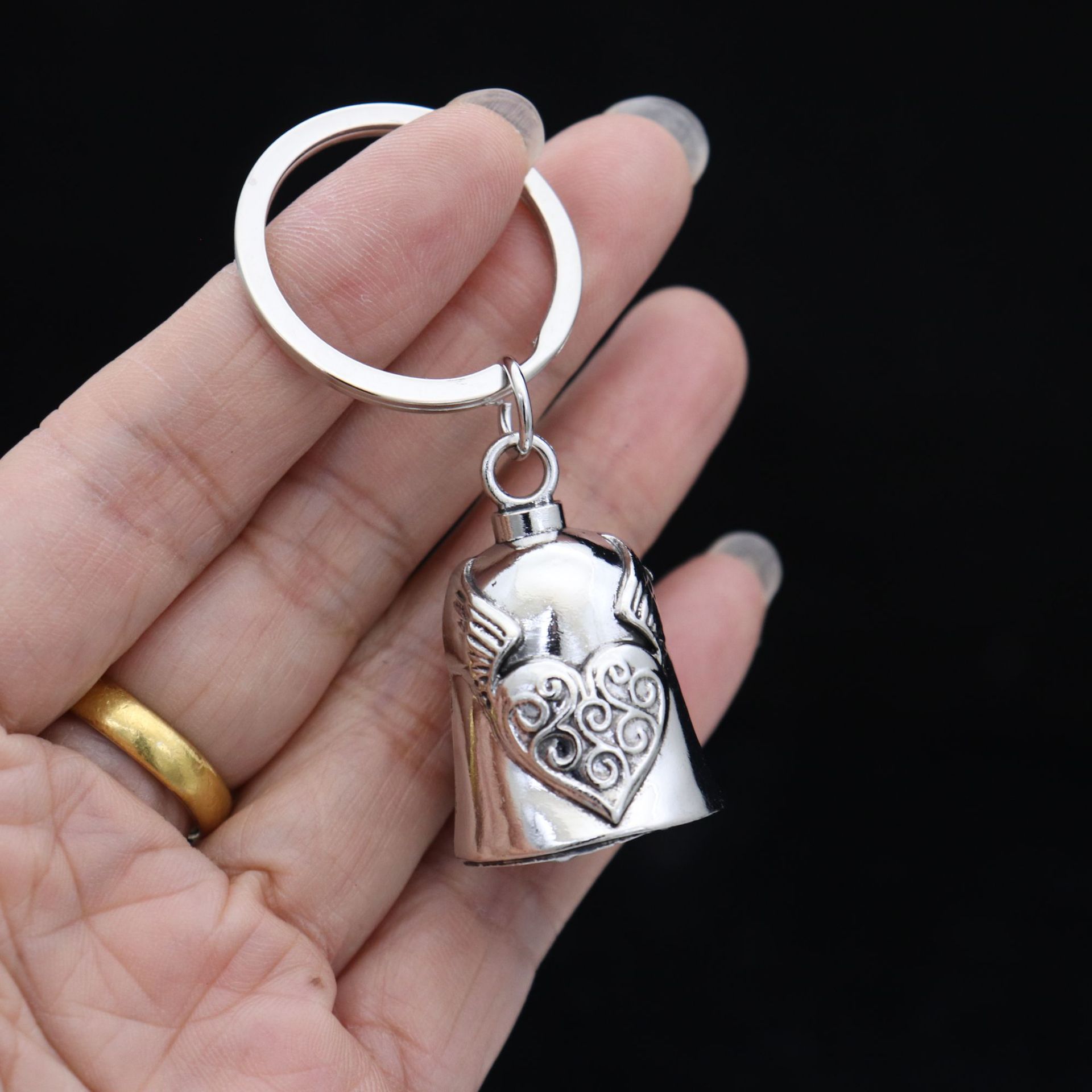 Cross-border e-commerce, foreign trade, metal zinc alloy motorcycle bell keychains, clothing, model, luggage, and jewelry accessories