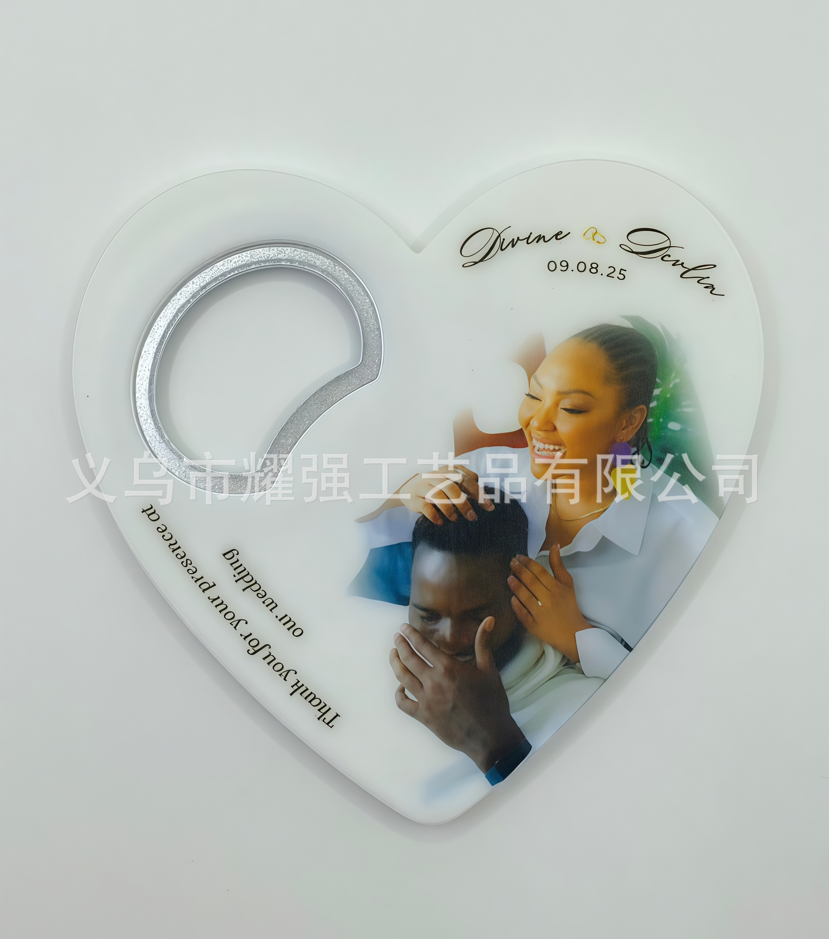 Abridor de botellas de plástico con forma de corazón