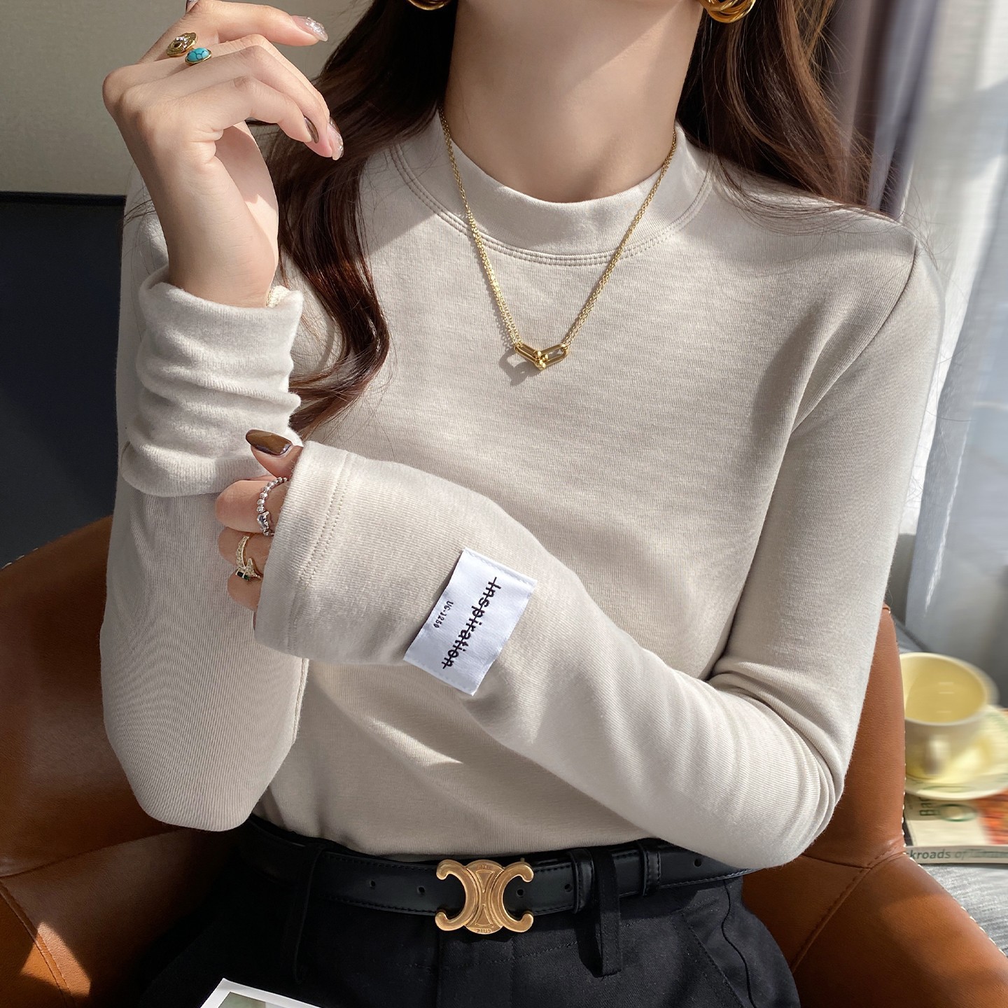 White fleece-lined base layer top for women, high-end winter style, long-sleeved T-shirt, slim fit, suitable for wearing on its own.