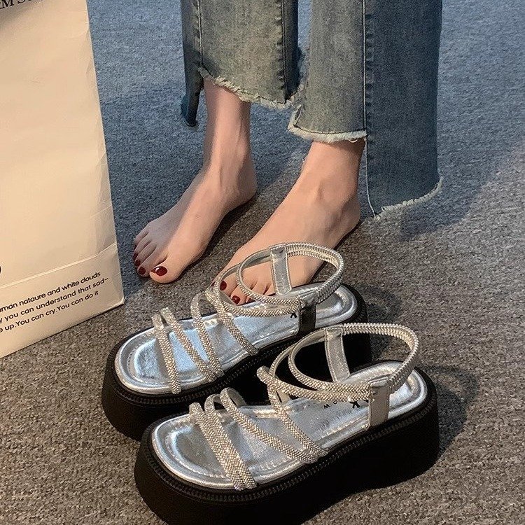 Sandalias para mujer 2025 nuevo verano súper fuego hermoso con falda salvaje sin pies cansados zapatos romanos de suela gruesa
