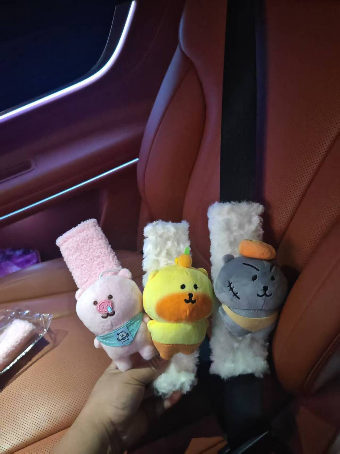 Car Seatbelt Plush Toy with Gray Wolf and Self-Deprecating Bear Design, Universal Shoulder Strap Plush Toy