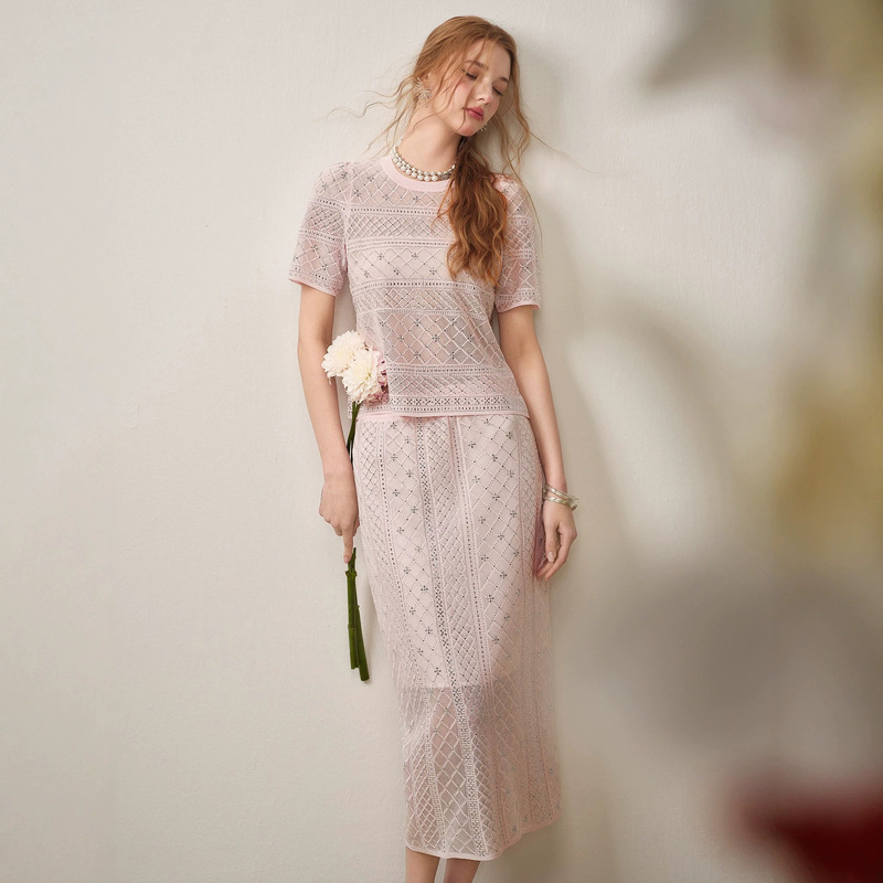 Morning Dew Rose: French-style, light luxury, pink diamond-patterned knit short-sleeved top and straight-cut midi skirt, a two-piece set