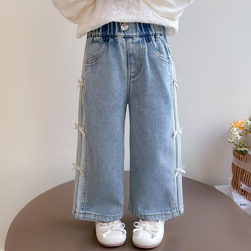 女の子の蝶結びのジーパンの春秋のタイプの2025新型の女の子のカジュアルなストレートのズボンの中の子供の洋気のズボン