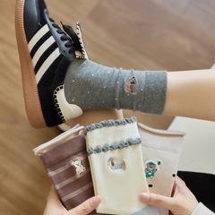 日系刺绣卡通无骨袜子女初秋吸汗学院风中筒袜个性时尚可爱卷边袜