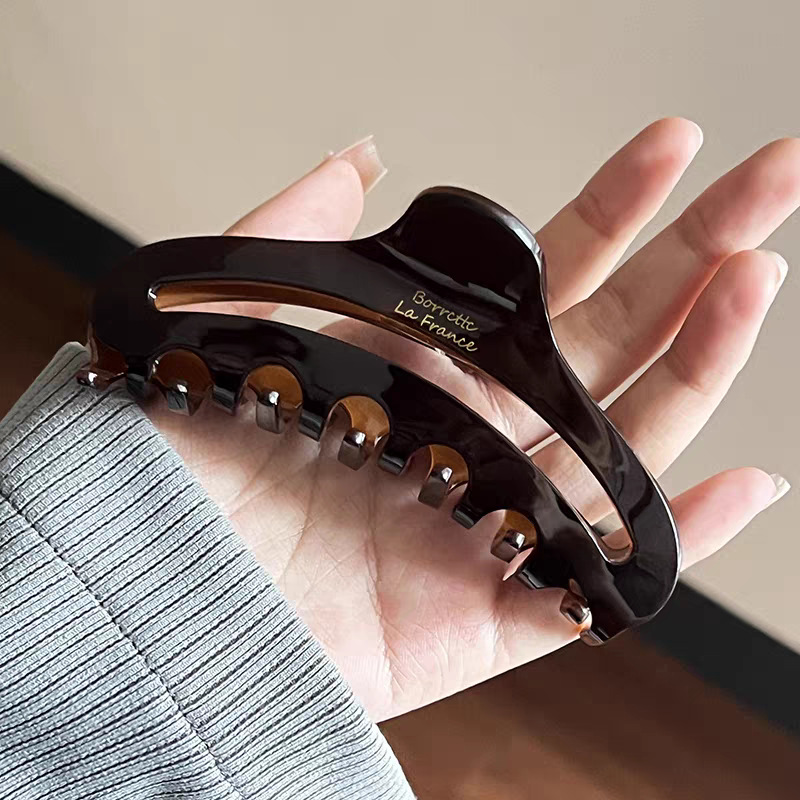 チョコレートブラウンのシンプルな髪にサメのクリップ2025の新しい高級感ヘアクリップの女性の後頭部クリップの髪飾り