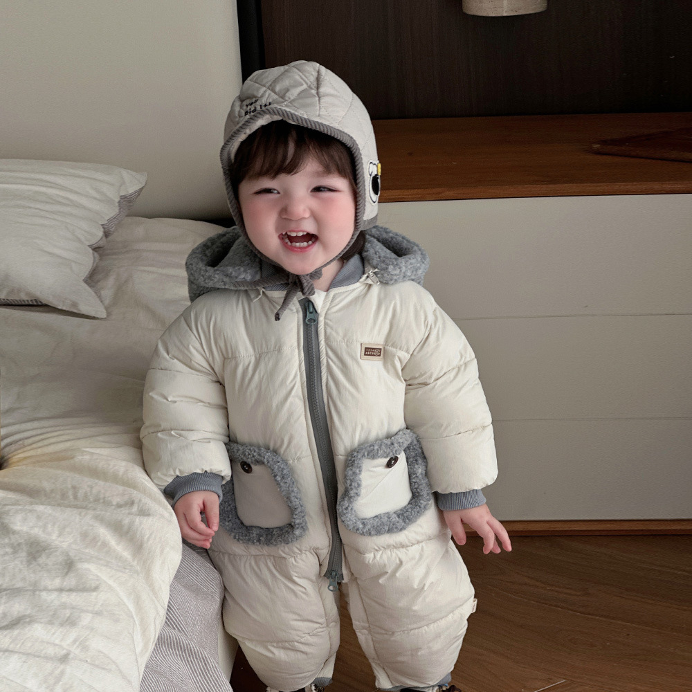 2024 nuevo invierno bebé coreano bolsillo de costura estilo occidental bebé grueso cálido cómodo abrigo de algodón de una pieza suave