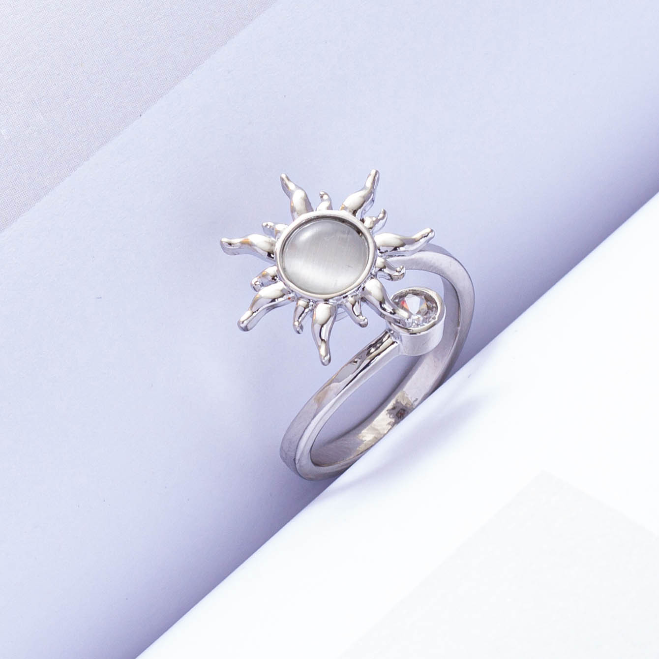 Funkelnder Ring für Damen, mit romantischem Flair gefertigt. Elegant und komfortabel, entworfen, um Ihren Charme zu unterstreichen. Ein dezentes und dennoch atemberaubendes Schmuckstück für Verabredungen._voghion.com