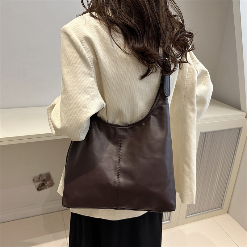 Bolsos de hombro de textura retro de viajes para mujeres 2023 este año, bolsas de brazo coreanas populares, bolsas de moda para mujeres.