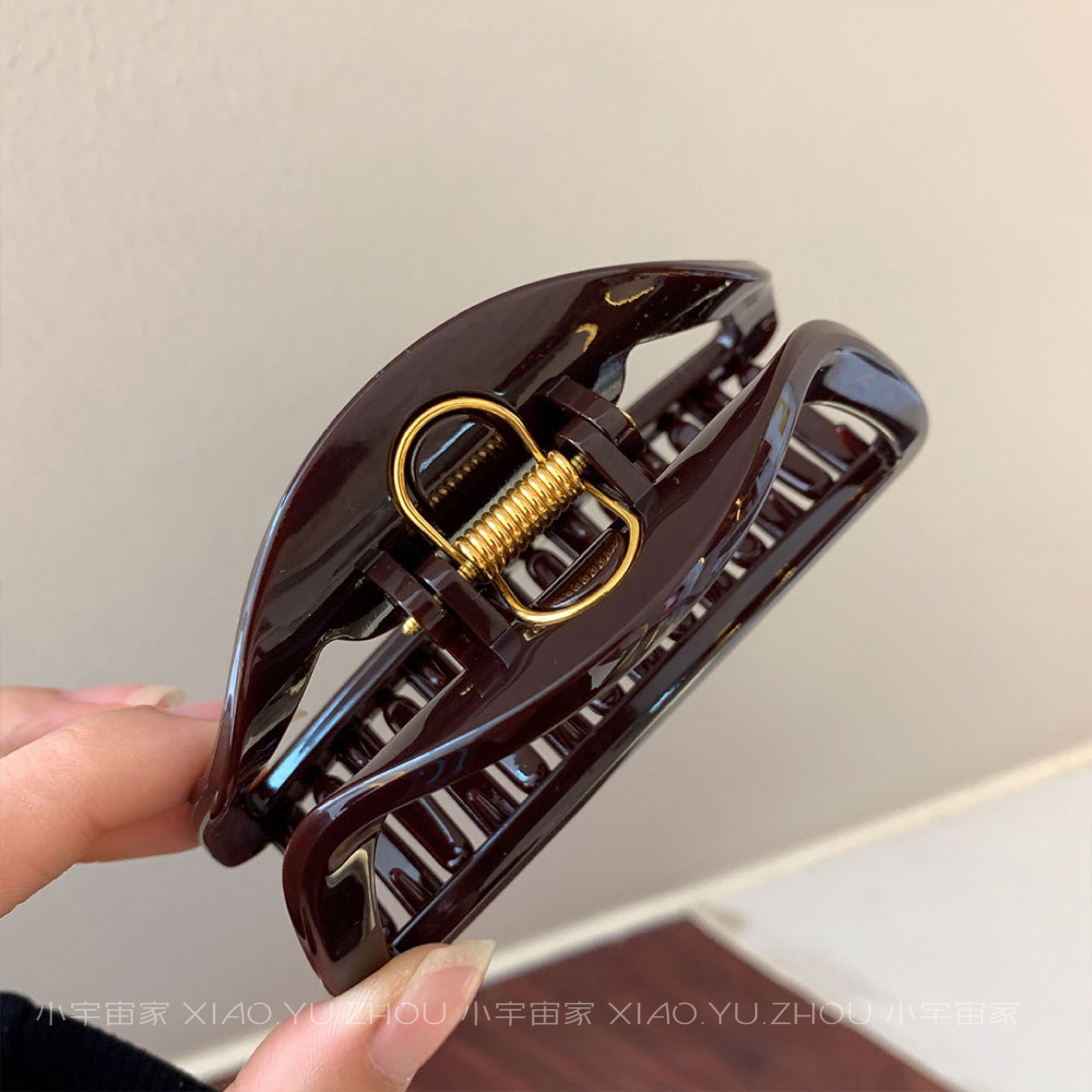 French High Quality Chocolate Grab Clip Half Round Hair Grab Thickened U Spring High Grade Large Grab Clip Hair Shark Clip for Women