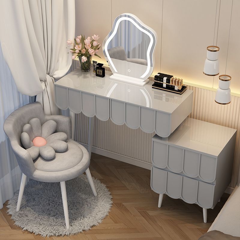 Mesa gris 101 + Gabinete + espejo de nubes + silla de flores grises y blancas