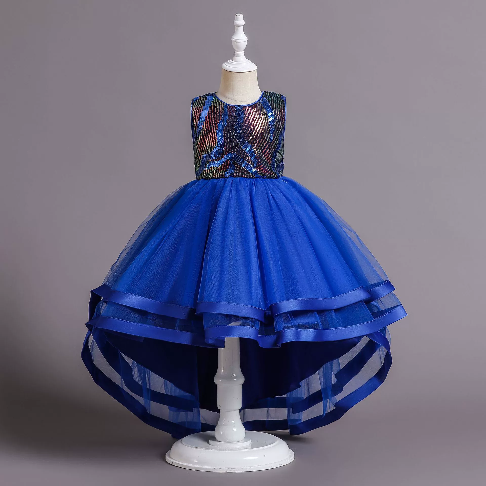 Small princess costume, nail sequins, piano, mannequin head, evening dress, wedding dress, tulle