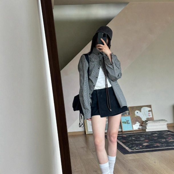 Japanese Retro Black Plaid Shirt for Women 2025 Early Spring Inner Wear Niche Design Age-Reducing Casual Jacket Top
