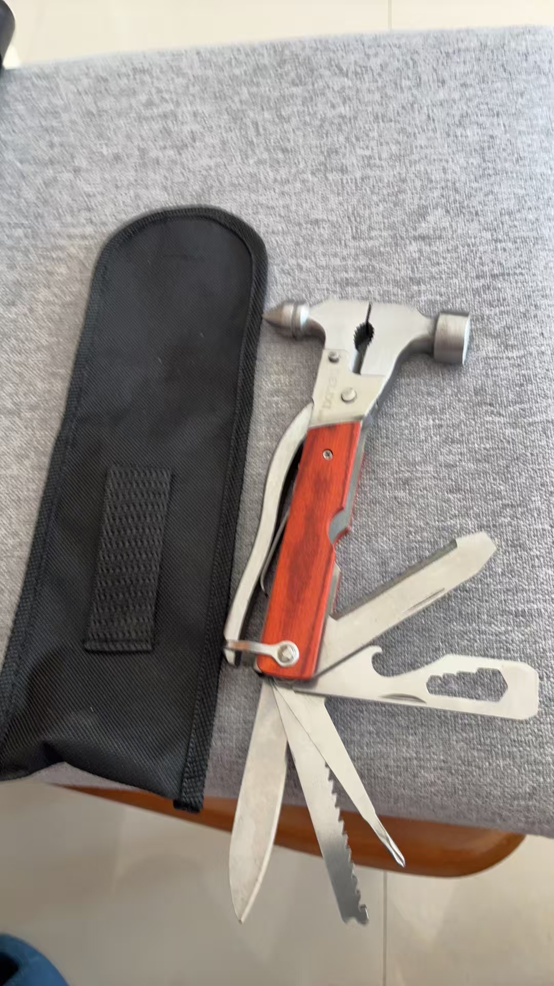 Car safety hammer, escape hammer, window breaker, car glass breaker, vehicle-mounted self-defense spring rescue hammer, car safety hammer